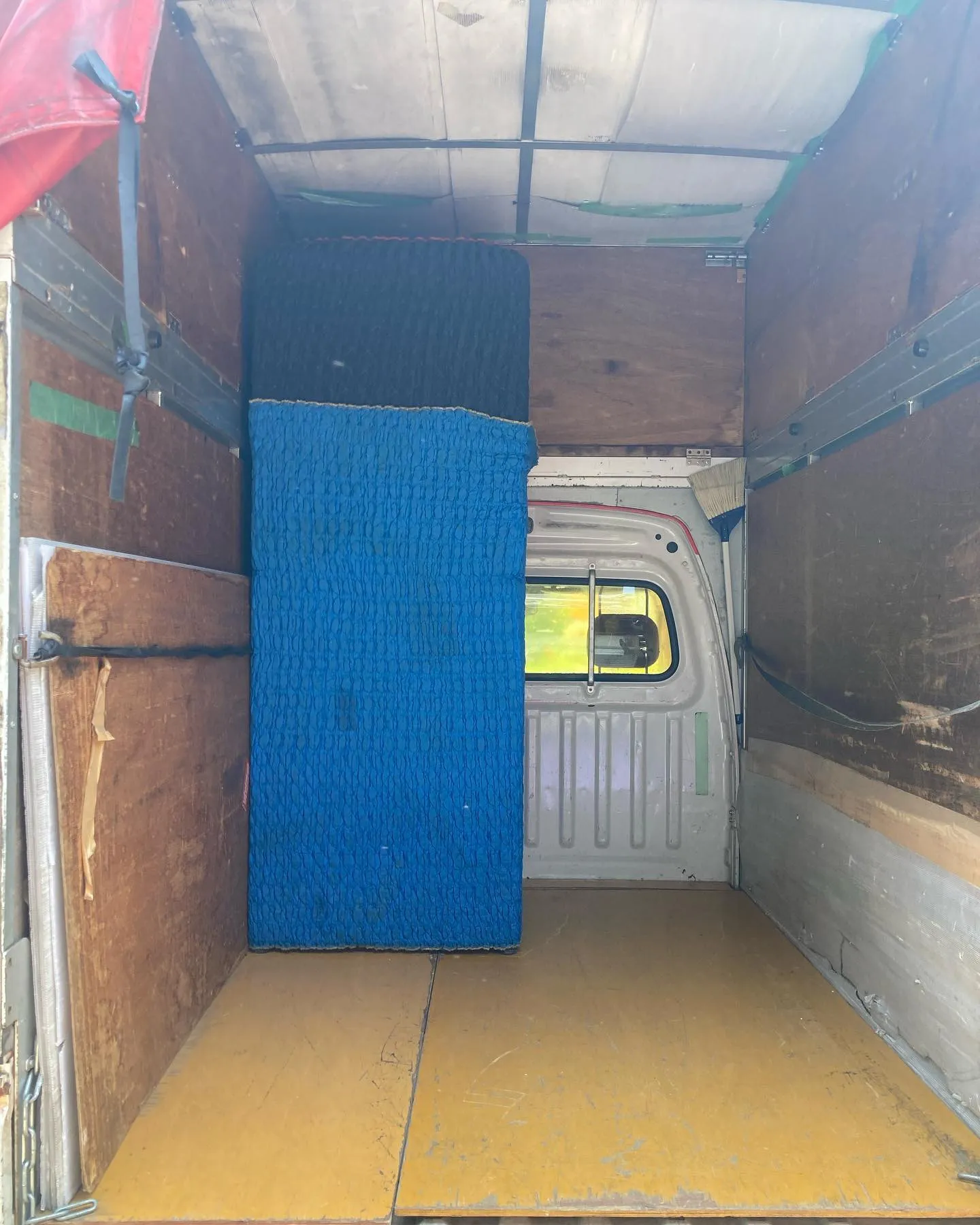 当店の引越し専用車は軽トラックですが荷室の高さが約200cm...